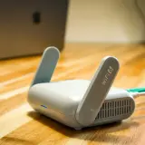 Nowoczesny router Wi-Fi 6 z włączonym UPnP, gotowy do połączenia z siecią.