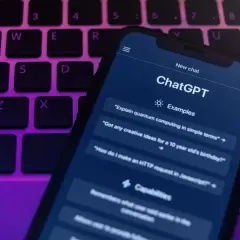 Telefon z aplikacją ChatGPT na klawiaturze. Czyżby awaria ChatGPT uniemożliwiła zadanie pytania o urodziny?