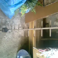 Antena kierunkowa z elementami metalowymi. Czy do anteny kierunkowej potrzebny jest zasilacz? Nie widać go na zdjęciu.