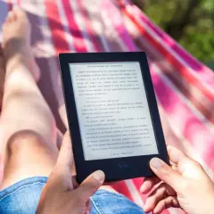 Relaks w hamaku z czytnikiem ebook. Idealny do czytania, gdy szukasz najlepszego czytnik ebook ranking.