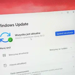 Ekran Windows Update z informacją "Wszystko jest aktualne", ostatnie sprawdzenie dzisiaj o 06:53. System Windows 11 25H2 jest gotowy.