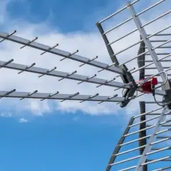 Jak w prosty sposób ustawić antenę telewizji naziemnej w odpowiednim kierunku