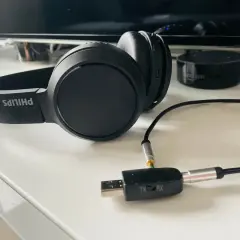Czarne słuchawki Philips z adapterem USB-jack, pokazujące, jak podłączyć słuchawki do telefonu Samsung.