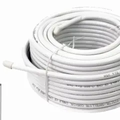 Zwijany biały kabel koncentryczny do anteny satelitarnej, z widocznym przekrojem pokazującym miedziany przewód i ekranowanie. Idealny do instalacji cyfrowych.