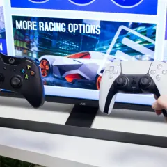 Dwa kontrolery, czarny Xbox i biały PlayStation, gotowe do gry. Dowiedz się, jak sparować pada z telewizorem, by rozpocząć wyścigi.
