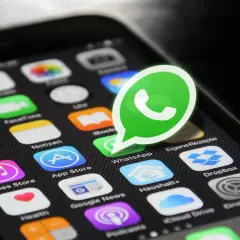 Ikona WhatsApp na ekranie smartfona. Dowiedz się, jak dzwonić przez internet, korzystając z tej popularnej aplikacji.