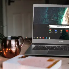 Chromebook co to? Laptop Acer z systemem Chrome OS, idealny do pracy i nauki. Na biurku obok kubek i lampki.