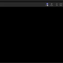 Udostępnianie ekranu w trakcie spotkania. Widoczny pasek narzędzi z opcjami: "Take control", "Pop out", "Chat", "People", "Raise", "React", "View", "Notes", "More", "Camera", "Mic".