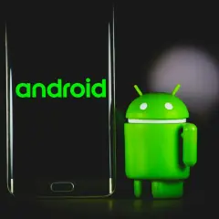 Zielony robot Android obok telefonu z logo systemu. Gotowy do działania w trybie fastboot.