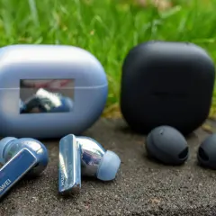 Słuchawki Huawei i Samsung obok siebie. Dowiedz się, jak podłączyć słuchawki Huawei z Samsungiem.