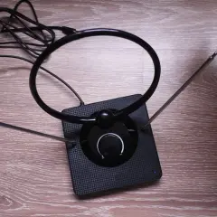 Antena pokojowa z teleskopowymi ramionami i pętlą. Czy do anteny pokojowej potrzebny jest dekoder? Nie, zazwyczaj nie.