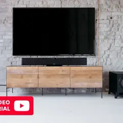 Dowiedz się, jak podłączyć głośniki do subwoofera, aby uzyskać głęboki bas. Wideo tutorial pokazuje konfigurację kina domowego.