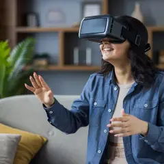 Kobieta w okularach VR, odkrywa jak zbudowane są okulary VR, zanurzając się w wirtualnym świecie.
