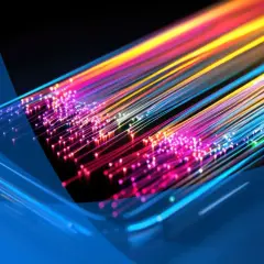 Światłowody w kolorach tęczy wychodzące z telefonu, symbolizujące, co znaczy internet mobilny: szybki i wszechobecny.