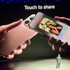 Dwie dłonie trzymają telefony Xiaomi, gotowe do udostępnienia zdjęcia. Interfejs MIUI pokazuje "Connecting" na ekranie.