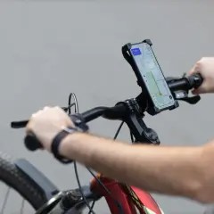 Rowerzysta korzysta z aplikacji na rower, która pokazuje trasę na mapie.
