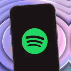 Telefon z logo Spotify, zapowiadający jakość dźwięku spotify hifi. Tło w odcieniach fioletu i różu.