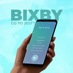 Dłoń trzyma smartfon z włączonym asystentem Bixby. Na ekranie widać komunikat "Okay, I'm listening." oraz przykładowe komendy, np. "Call mom". Bixby co to?