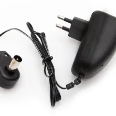 Zasilacz do anteny TV. Czy antena musi mieć zasilacz? Ten zestaw pokazuje, że tak, jeśli jest to antena aktywna.