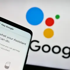 Telefon z ekranem "Hey Google" i logo Asystenta. Dowiedz się, jak wyłączyć Asystenta Google, jeśli potrzebujesz.