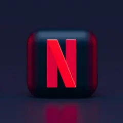 Czerwone logo Netflix na ciemnym tle. Niestety, Netflix nie działa, więc nie obejrzysz ulubionego serialu.