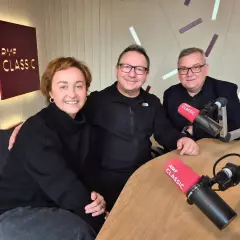 Trzy osoby w studiu RMF Classic, dyskutujące o tym, jak wzmocnić sygnał radia FM w domu.