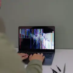 Laptop nie chce się włączyć, ekran pęknięty, kolorowe linie i zakłócenia.
