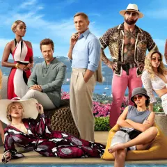 Obsada "Glass Onion: Rozwianka tajemnic" - jedne z najśmieszniejszych komedii Netflix, pozuje na tle słonecznej Grecji.