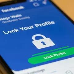 Ekran telefonu z Facebookiem, pokazujący opcję "Zablokuj swój profil". Dowiedz się, jak wyłączyć aktywność na FB i zabezpieczyć swoje konto.
