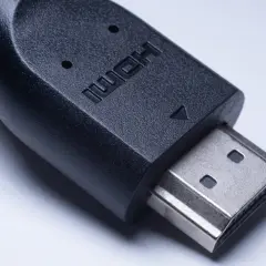 Zbliżenie na wtyczkę HDMI. Czy każdy kabel HDMI obsługuje ARC? Niekoniecznie, sprawdź specyfikację.
