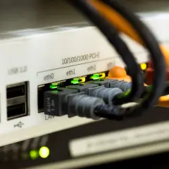 Kabel ethernet podłączony do portu LAN. Zielone diody sygnalizują połączenie. Jak podłączyć kabel ethernet do komputera? Proste!