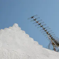 Antena telewizyjna na dachu. Czy długość kabla antenowego ma wpływ na jakość sygnału? Błękitne niebo.
