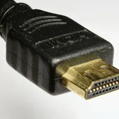 Złocona wtyczka HDMI. Czy każdy kabel HDMI ma ARC? Niekoniecznie, ale ten wygląda na solidny.