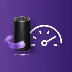 Router Play BOX NET z światłowodem i ikoną prędkościomierza. Dowiedz się, jak przyspieszyć internet w laptopie.