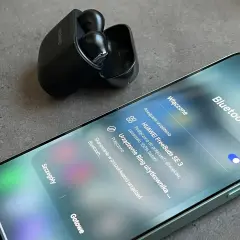 Jak połączyć słuchawki bezprzewodowe Huawei z telefonem? Na ekranie telefonu widać menu Bluetooth z podłączonymi słuchawkami HUAWEI FreeBuds SE 3.