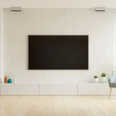 Nowoczesny salon z telewizorem. Czy do telewizora z wbudowanym dekoderem potrzebna jest antena? Zobacz, jak urządzić wnętrze.