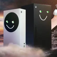 Dwa uśmiechnięte Xboxy, biały i czarny, z pilotami w rękach. Dowiedz się, jak włączyć Xboxa na telewizorze, by rozpocząć przygodę!