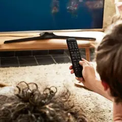 Oglądanie telewizji z pilotem w ręku. Czy multiroom musi być podłączony do internetu, by cieszyć się ulubionymi programami?