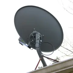 Antena satelitarna nc+ z widocznym konwerterem. Podpowiadamy, jak ustawić jakość sygnału nc+.