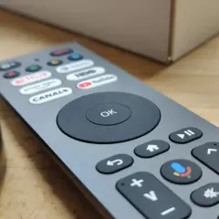 Pilot do telewizora z przyciskami Netflix, Canal+, YouTube. Dowiedz się, jak podłączyć dekoder UPC do telewizora, by cieszyć się ulubionymi kanałami.
