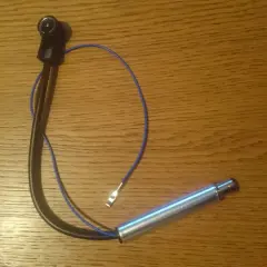 Antena samochodowa z kablem i wtyczką na drewnianym tle.