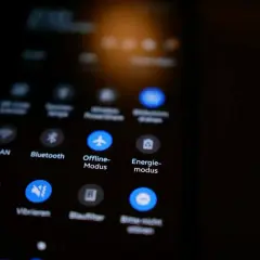 Ikona samolotu symbolizuje tryb samolotowy na ekranie telefonu.