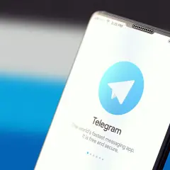 Ekran smartfona z logo Telegram i hasłem "The world's fastest messaging app. It is free and secure." Czy Telegram jest bezpieczny? Odpowiedź w aplikacji.