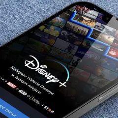 Ekran telefonu z aplikacją Disney+. Zastanawiasz się, jak anulować subskrypcję Disney Plus? Tutaj znajdziesz pomoc.
