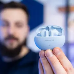Chcesz wiedzieć, jak włączyć słuchawki Huawei w tryb parowania? Oto jasnoniebieskie etui z słuchawkami w środku, gotowe do połączenia.