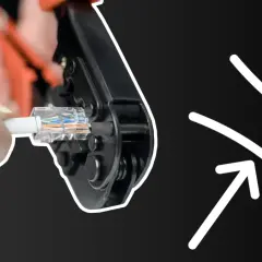 Dłoń zaciska wtyczkę RJ45 na kablu ethernet. Tak można łączyć kabel ethernet.