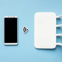 Biały smartfon i router Wi-Fi z antenkami, symbolizujące tethering.
