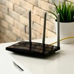 Router z antenkami, który zapewnia dostęp do sieci. Tak się pisze wi-fi, by mieć szybki internet w domu.
