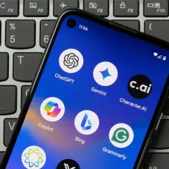 Na ekranie telefonu widoczne są ikony aplikacji AI: ChatGPT, Gemini, Copilot, Bing, Grammarly. Dowiedz się, jak włączyć sztuczną inteligencję w telefonie, instalując te narzędzia.