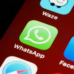 Ikona WhatsApp na ekranie telefonu. Chcesz wiedzieć, jak zrobic ankiete na WhatsApp?